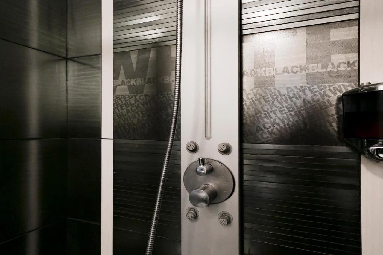 Hotel Dm69 - Termini Monti Crossroads Rzym Zewnętrze zdjęcie