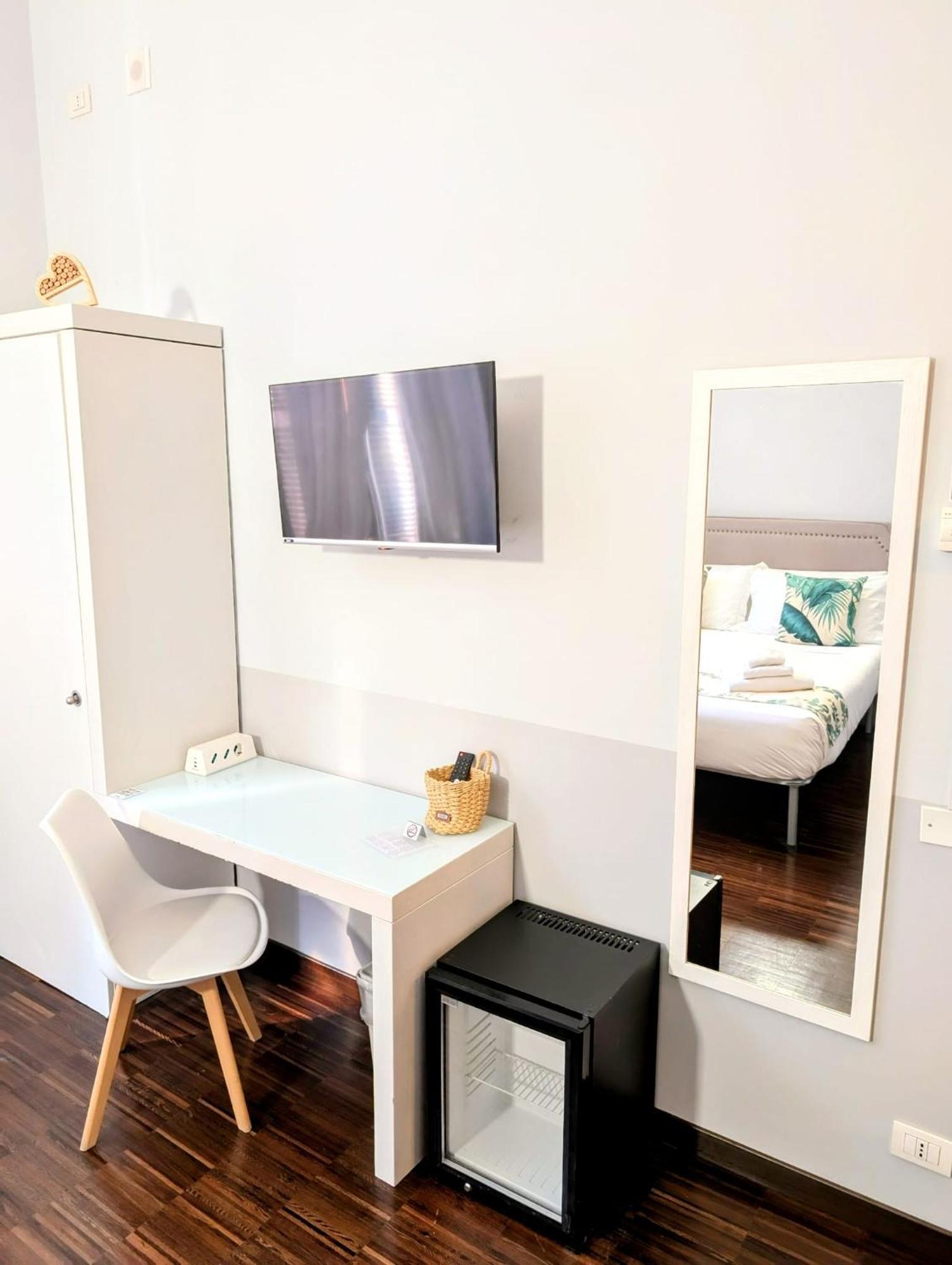 Hotel Dm69 - Termini Monti Crossroads Rzym Zewnętrze zdjęcie